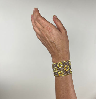 Brazalete Telar Dorado Grueso Rondanas Gris Traslucido
